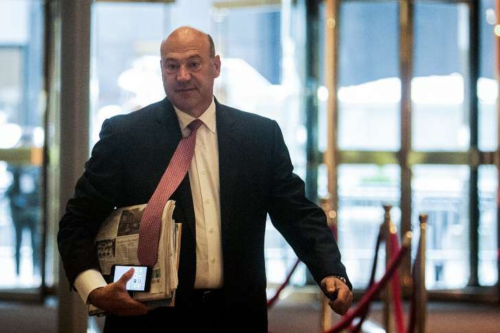 Ένα βήμα πριν την παραίτηση έφτασε ο κορυφαίος σύμβουλος του Τραμπ